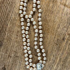 Vintage Elegant Pearl Necklace with Silver Clasp